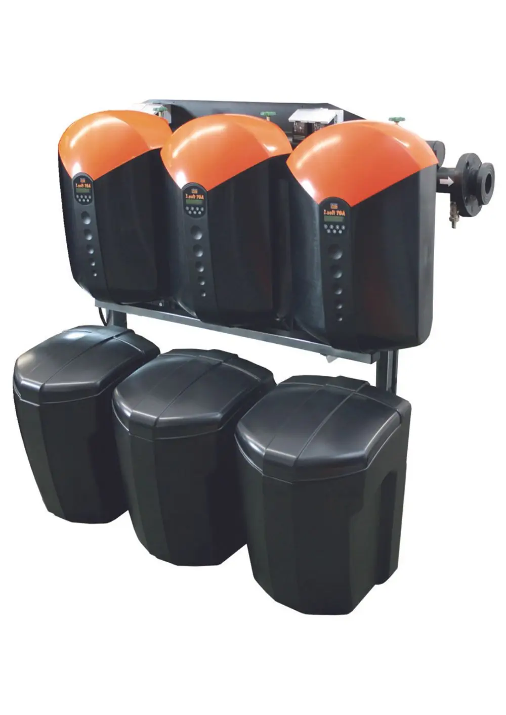 Drei schwarze Wasserenthärtungsbehälter mit orangen Kappen, kombiniert mit drei schwarzen Wassertanks, montiert an einer Metallkonstruktion. Judo-Logo sichtbar.